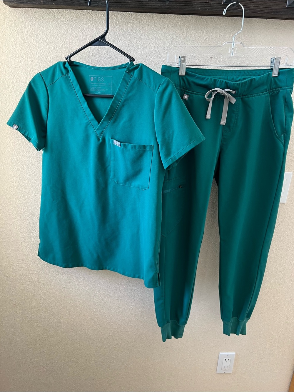 Figs Women's Hunter Green Track Jogger Pants and v neck top